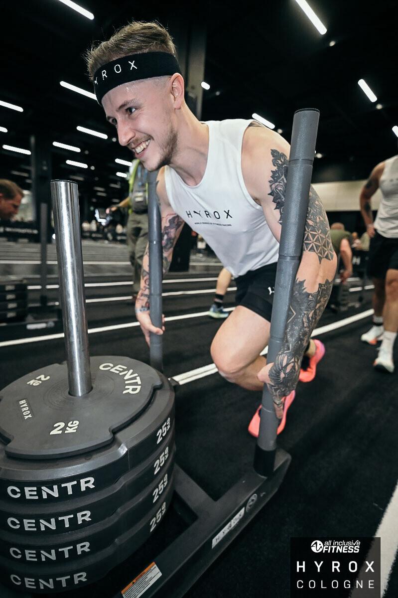 Sebastian Gunia beim Sled Push bei Hyrox Cologne